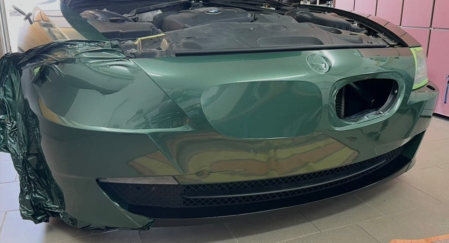 BMW Z4 Front in Arbeit – Vollfolierung in Grün